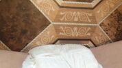Шалунья писает в памперс и шлепает по пизде peeabdlageplay