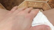 Шалунья писает в памперс и шлепает по пизде peeabdlageplay