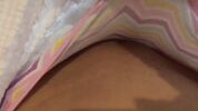 Шалунья писает в памперс и шлепает по пизде peeabdlageplay