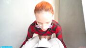 Встала на колени и принялась строчить минет я ебу