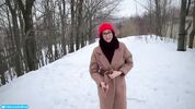 Влюбленная брюнетка отсосала парню прямо посреди зимнего пака Like2Fingers