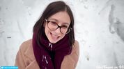 Влюбленная брюнетка отсосала парню прямо посреди зимнего пака Like2Fingers