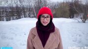 Влюбленная брюнетка отсосала парню прямо посреди зимнего пака Like2Fingers