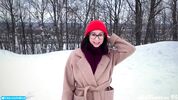 Влюбленная брюнетка отсосала парню прямо посреди зимнего пака Like2Fingers