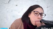 Влюбленная брюнетка отсосала парню прямо посреди зимнего пака Like2Fingers