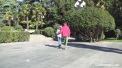 Молодая милашка с красивыми сиськами наслаждается сексом с любимым у себя на кухне я ебу