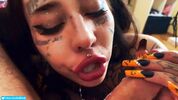 Модная татуированная проститутка легла под клиента я ебу