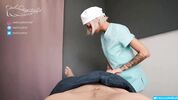Белокурая медсестра прекрасно работает глоткой я ебу