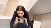 Трахается с курьером в коридоре квартиры я ебу