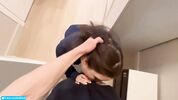 Трахается с курьером в коридоре квартиры я ебу
