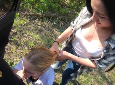 Пока блондинка сосала член попутчика, брюнетка во всю ласкала пальцами свою киску