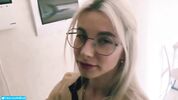 Риелтор соснула хуй клиента и с кайфом отдалась ему на столе я ебу