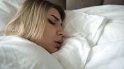 Трахает рот и киску своей полусонной милашки Jenny Lux