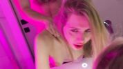 Трахает стоя в ванной девушку на вписке Californiababe